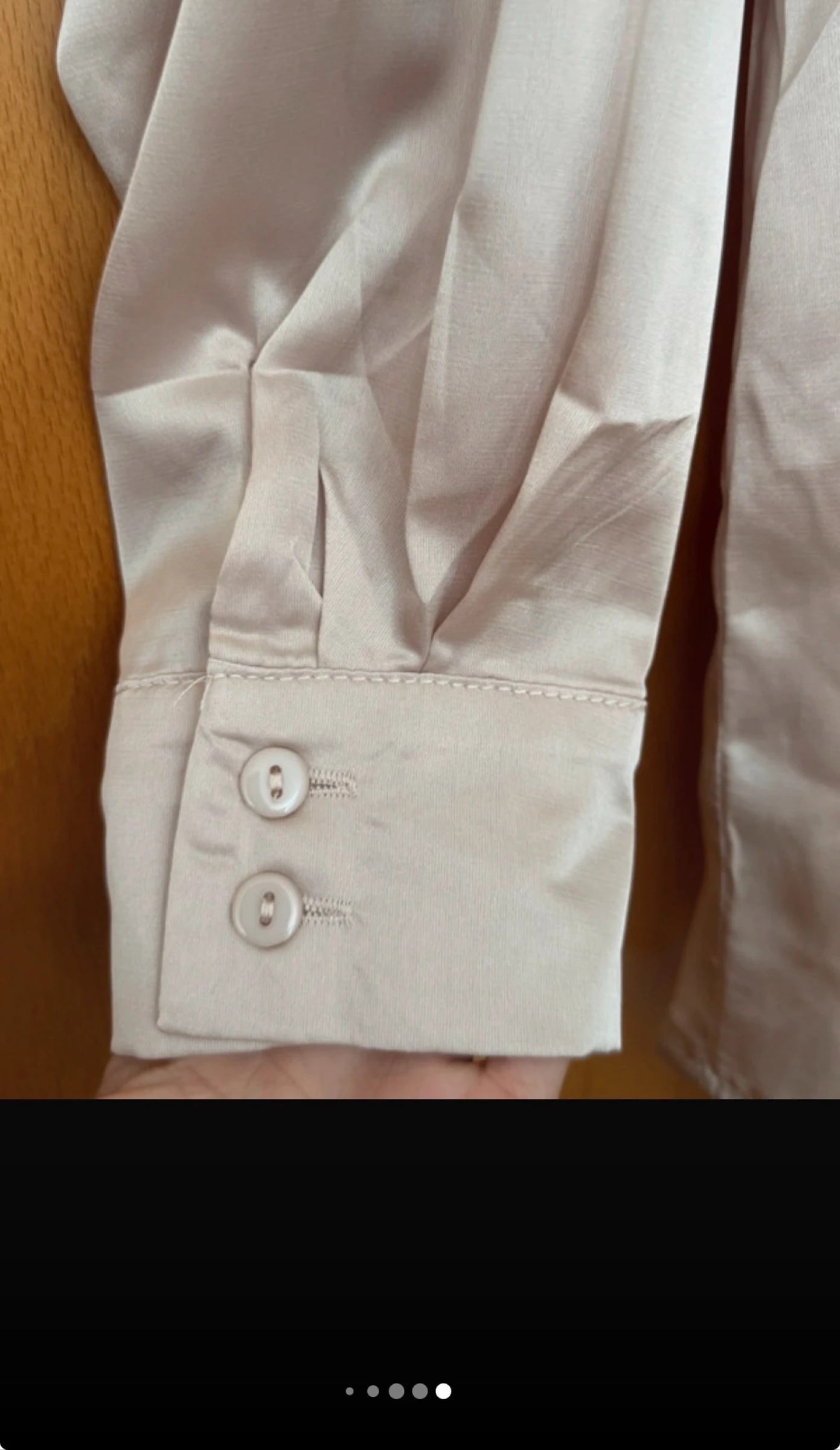 Blusa bege acetinada – photo 5